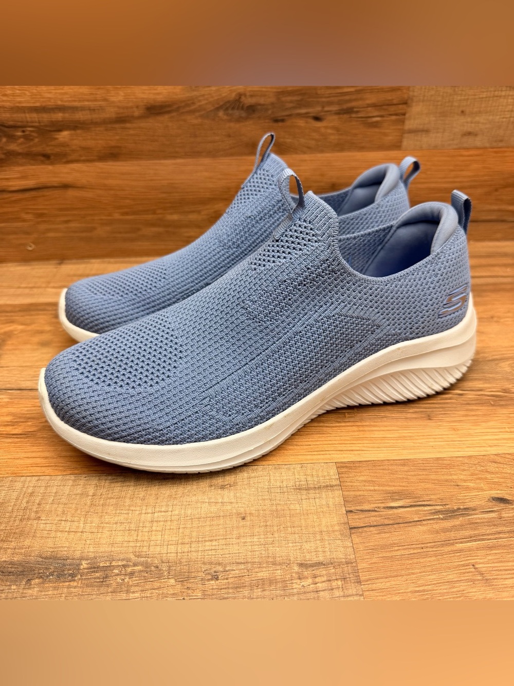 Skechers women’s size 8 Slip-On Knit Sneakers - Light Blue with Cream Sole - Picture 2 of 9